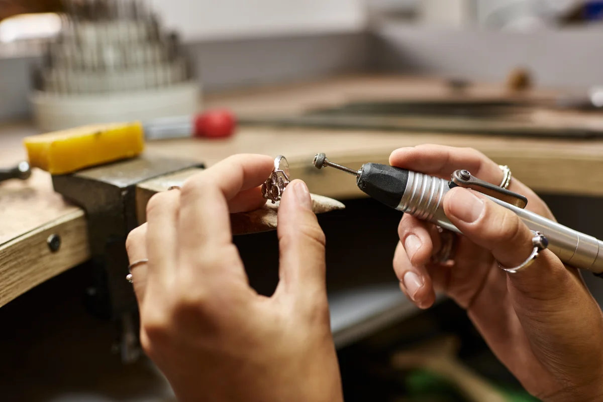 Gravuren bei Schmuck und Uhren